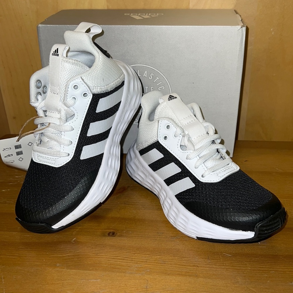 Adidas Ownthegame 2.0 Boy’s Basketball Shoes NIB